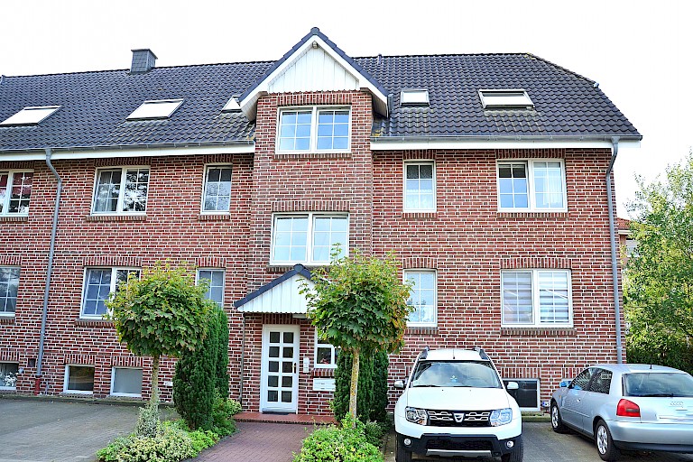 Charmante Dachgeschoss-Wohnung mit sonnigem Balkon, PKW- Stellplatz und Einbauküche in Bad Zwischenahn
