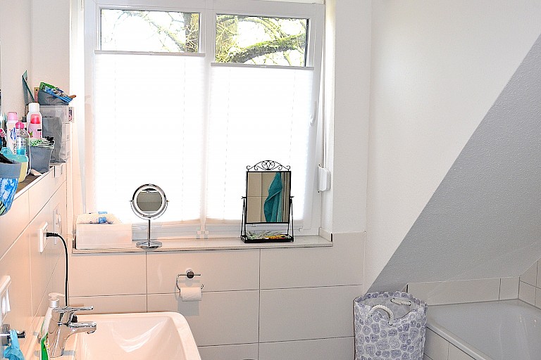 Badbereich mit Dusche und Badewanne