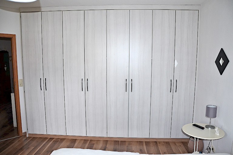 Schlafzimmer mit Einbauschrank