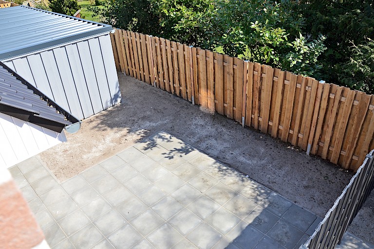 rückwärtiger Garten mit Terrasse