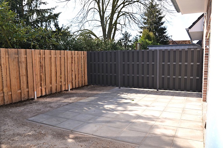 rückwärtiger Garten mit Terrasse