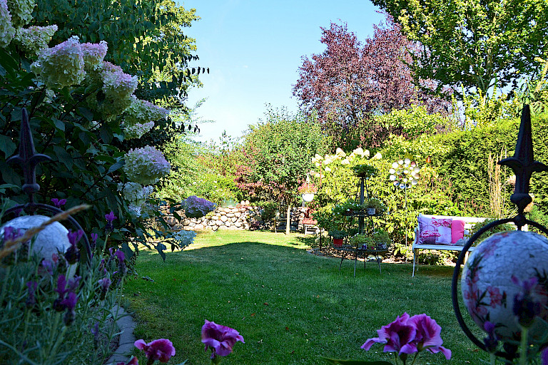 idyllischer Gartenbereich