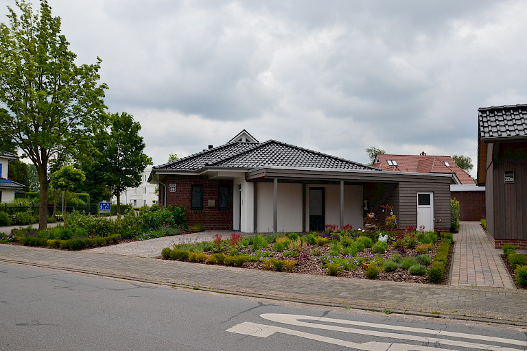 Luxuriöser Neubau- Walmdachbungalow mit Erdwärmetechnik, Gaskamin, exklusiver Einbauküche, Terrassenbereich mit Sommergarten u. Carport- Anlage inkl. Elektro- Wallbox in Bad Zwischenahn- zentrumsnah
