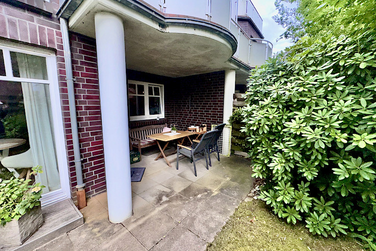 teilüberdachter Terrassenbereich