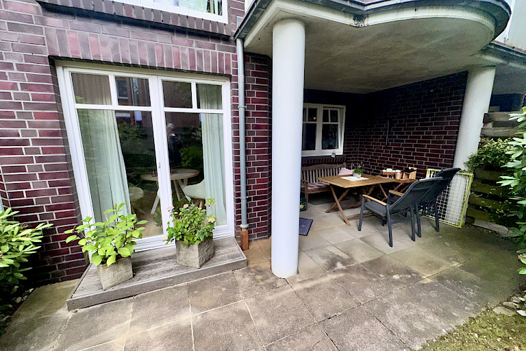 teilüberdachter Terrassenbereich