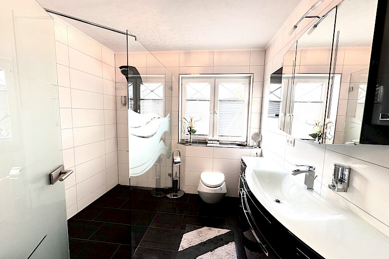 Komfort- Bad mit begehbarer Dusche