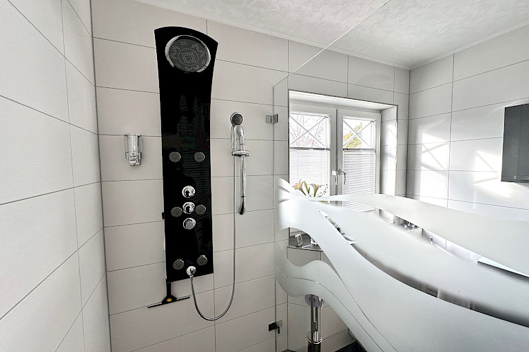 Komfort- Bad mit begehbarer Dusche