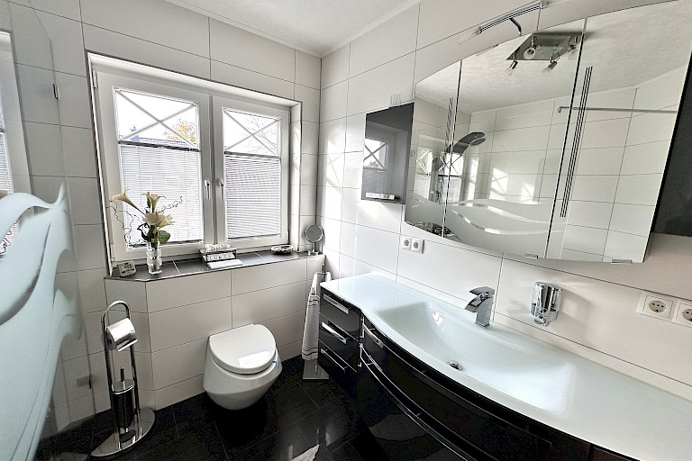 Komfort- Bad mit begehbarer Dusche