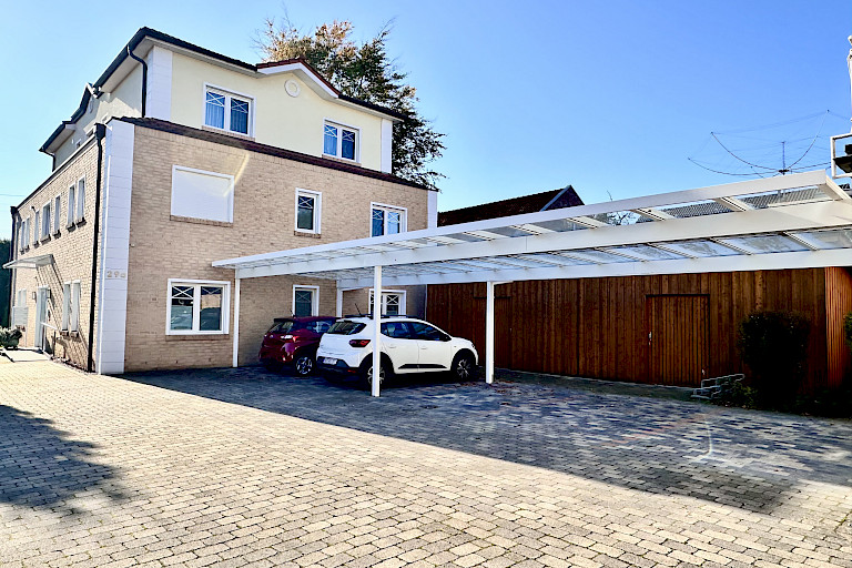 Carportanlage zwischen den Häusern