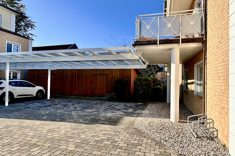 Carportanlage zwischen den Häusern
