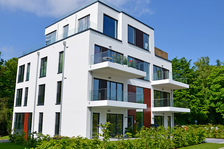 Außergewöhnliche Seegeschoss Wohnung über 2 Etagen mit Fahrstuhl direkt an einem kleinen See mit großer Lounge-Terrasse sowie mit modernster Technik, stilvoller Einbauküche + 2 Tiefgaragen-Stellplätzen im Zentrum von Rastede