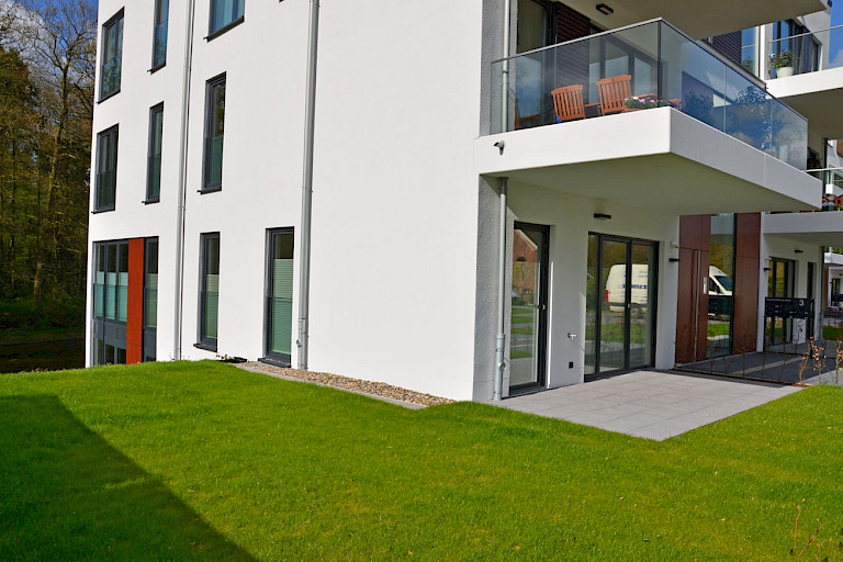 Außergewöhnliche Seegeschoss Wohnung über 2 Etagen mit Fahrstuhl direkt an einem kleinen See mit großer Lounge-Terrasse sowie mit modernster Technik, stilvoller Einbauküche + 2 Tiefgaragen-Stellplätzen im Zentrum von Rastede