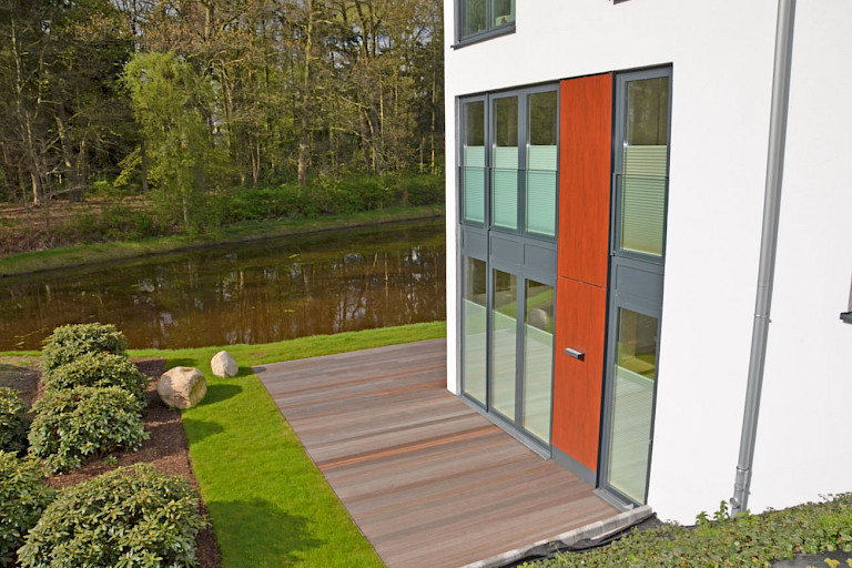 Außergewöhnliche Seegeschoss Wohnung über 2 Etagen mit Fahrstuhl direkt an einem kleinen See mit großer Lounge-Terrasse sowie mit modernster Technik, stilvoller Einbauküche + 2 Tiefgaragen-Stellplätzen im Zentrum von Rastede