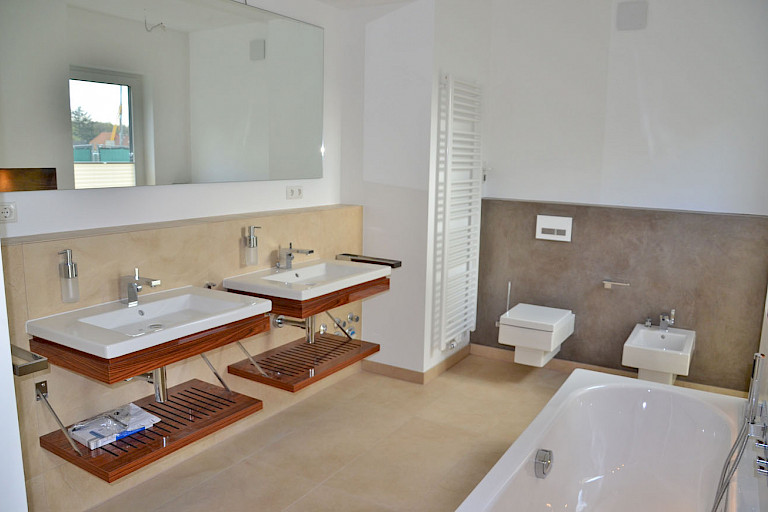 Außergewöhnliche Seegeschoss Wohnung über 2 Etagen mit Fahrstuhl direkt an einem kleinen See mit großer Lounge-Terrasse sowie mit modernster Technik, stilvoller Einbauküche + 2 Tiefgaragen-Stellplätzen im Zentrum von Rastede