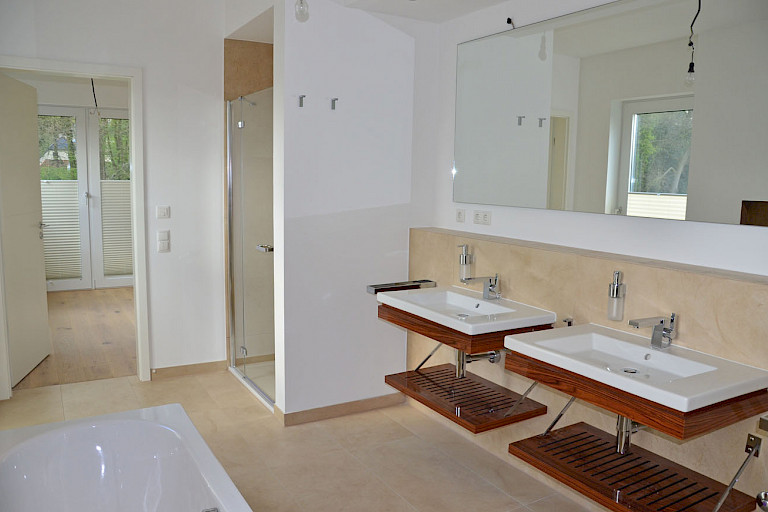 Außergewöhnliche Seegeschoss Wohnung über 2 Etagen mit Fahrstuhl direkt an einem kleinen See mit großer Lounge-Terrasse sowie mit modernster Technik, stilvoller Einbauküche + 2 Tiefgaragen-Stellplätzen im Zentrum von Rastede