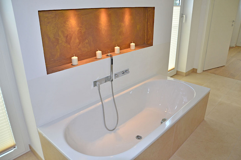 Außergewöhnliche Seegeschoss Wohnung über 2 Etagen mit Fahrstuhl direkt an einem kleinen See mit großer Lounge-Terrasse sowie mit modernster Technik, stilvoller Einbauküche + 2 Tiefgaragen-Stellplätzen im Zentrum von Rastede