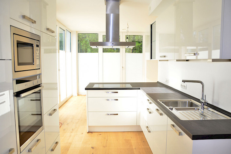 Außergewöhnliche Seegeschoss Wohnung über 2 Etagen mit Fahrstuhl direkt an einem kleinen See mit großer Lounge-Terrasse sowie mit modernster Technik, stilvoller Einbauküche + 2 Tiefgaragen-Stellplätzen im Zentrum von Rastede