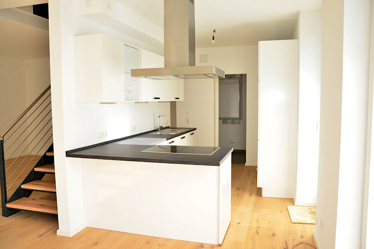 Außergewöhnliche Seegeschoss Wohnung über 2 Etagen mit Fahrstuhl direkt an einem kleinen See mit großer Lounge-Terrasse sowie mit modernster Technik, stilvoller Einbauküche + 2 Tiefgaragen-Stellplätzen im Zentrum von Rastede
