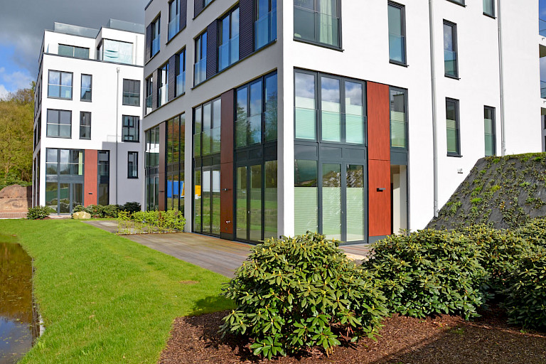 Außergewöhnliche Seegeschoss Wohnung über 2 Etagen mit Fahrstuhl direkt an einem kleinen See mit großer Lounge-Terrasse sowie mit modernster Technik, stilvoller Einbauküche + 2 Tiefgaragen-Stellplätzen im Zentrum von Rastede