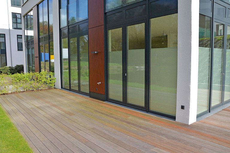 Außergewöhnliche Seegeschoss Wohnung über 2 Etagen mit Fahrstuhl direkt an einem kleinen See mit großer Lounge-Terrasse sowie mit modernster Technik, stilvoller Einbauküche + 2 Tiefgaragen-Stellplätzen im Zentrum von Rastede