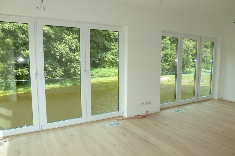 Außergewöhnliche Seegeschoss Wohnung über 2 Etagen mit Fahrstuhl direkt an einem kleinen See mit großer Lounge-Terrasse sowie mit modernster Technik, stilvoller Einbauküche + 2 Tiefgaragen-Stellplätzen im Zentrum von Rastede