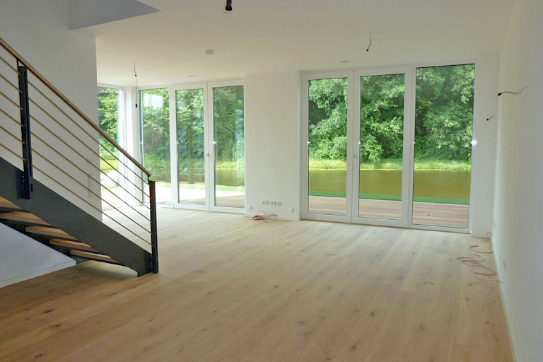 Außergewöhnliche Seegeschoss Wohnung über 2 Etagen mit Fahrstuhl direkt an einem kleinen See mit großer Lounge-Terrasse sowie mit modernster Technik, stilvoller Einbauküche + 2 Tiefgaragen-Stellplätzen im Zentrum von Rastede