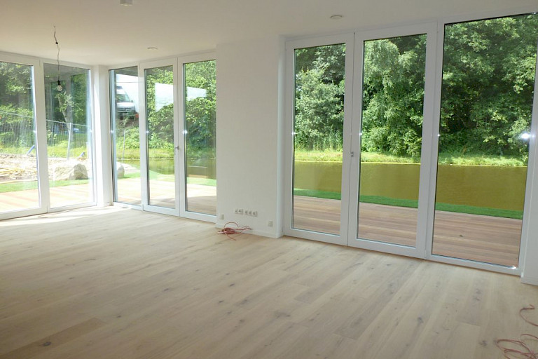 Außergewöhnliche Seegeschoss Wohnung über 2 Etagen mit Fahrstuhl direkt an einem kleinen See mit großer Lounge-Terrasse sowie mit modernster Technik, stilvoller Einbauküche + 2 Tiefgaragen-Stellplätzen im Zentrum von Rastede