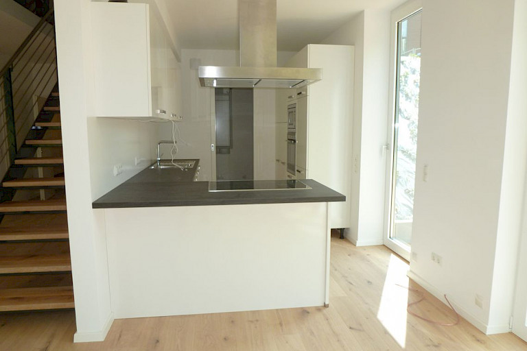 Außergewöhnliche Seegeschoss Wohnung über 2 Etagen mit Fahrstuhl direkt an einem kleinen See mit großer Lounge-Terrasse sowie mit modernster Technik, stilvoller Einbauküche + 2 Tiefgaragen-Stellplätzen im Zentrum von Rastede
