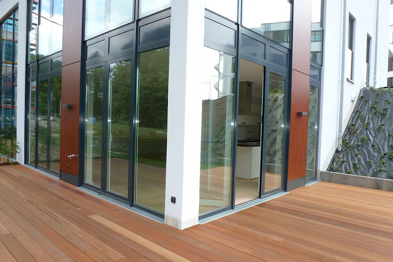 Außergewöhnliche Seegeschoss Wohnung über 2 Etagen mit Fahrstuhl direkt an einem kleinen See mit großer Lounge-Terrasse sowie mit modernster Technik, stilvoller Einbauküche + 2 Tiefgaragen-Stellplätzen im Zentrum von Rastede