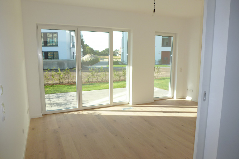Außergewöhnliche Seegeschoss Wohnung über 2 Etagen mit Fahrstuhl direkt an einem kleinen See mit großer Lounge-Terrasse sowie mit modernster Technik, stilvoller Einbauküche + 2 Tiefgaragen-Stellplätzen im Zentrum von Rastede