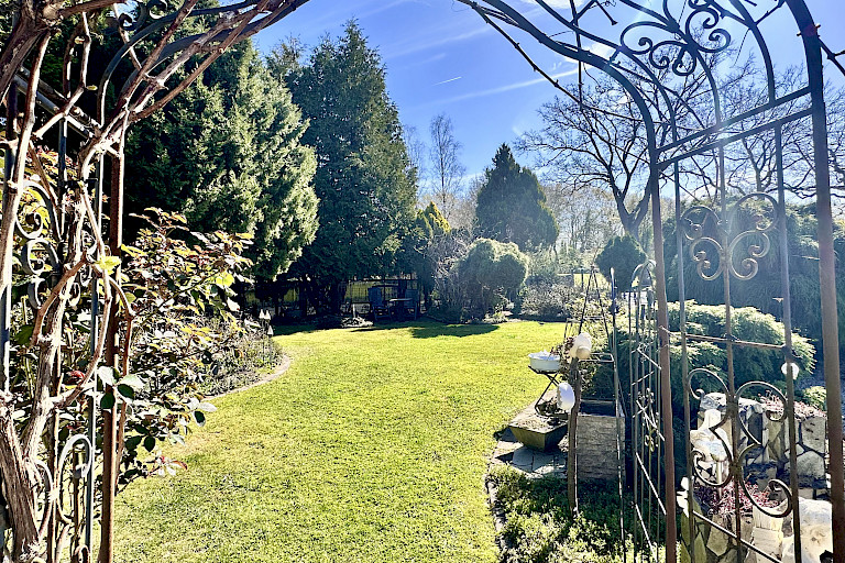 idyllischer Gartenbereich