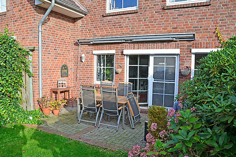 sonnige Gartenterrasse