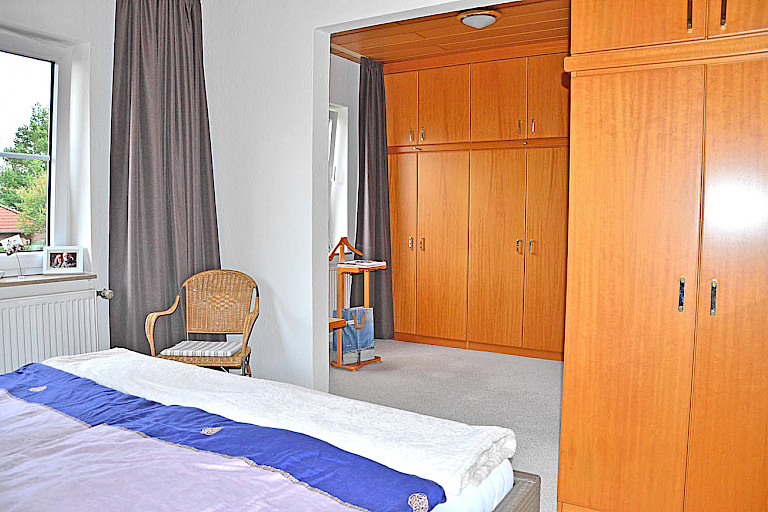 Schlafzimmer nebst Ankleide