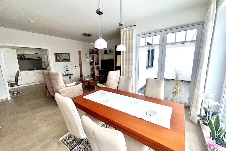 Wohn- und Essbereich mit Loggiazugang