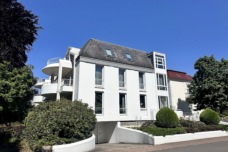 Straßenansicht mit Tiefgaragenzufahrt