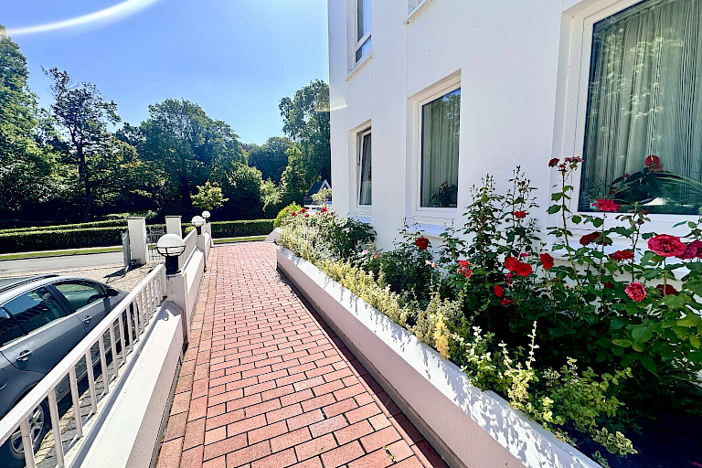 liebevoll gestaltete Gartenanlage
