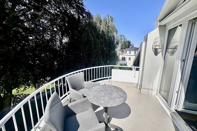 sonniger Balkon mit traumhaften Ausblick