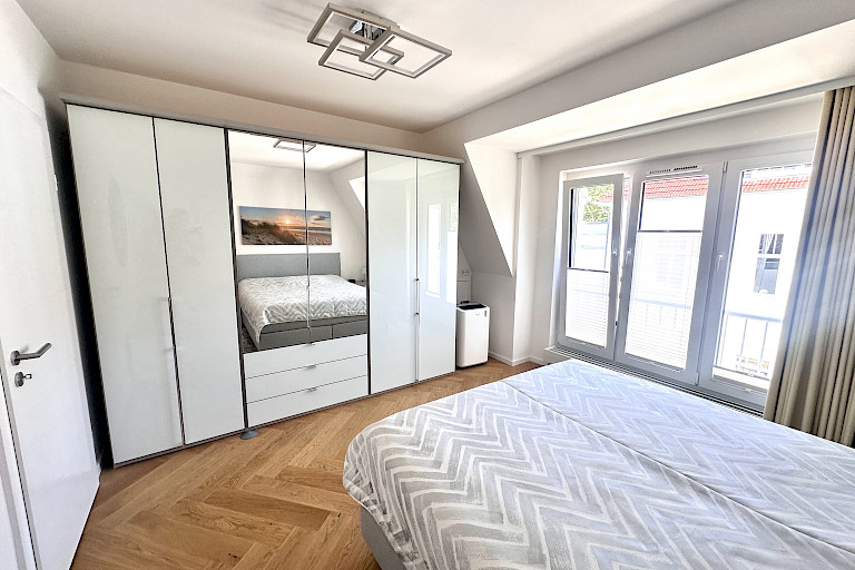 geräumiges Schlafzimmer