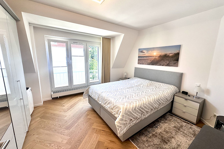 geräumiges Schlafzimmer