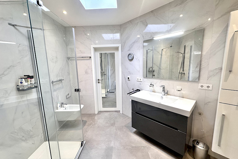 Luxuriöses Wellnessbad mit zeitloser Eleganz und hochwertiger Ausstattung