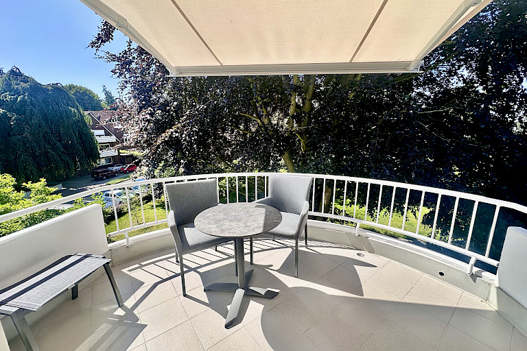 sonniger Balkon mit traumhaften Ausblick