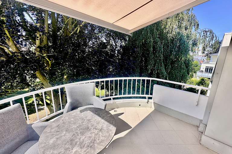 sonniger Balkon mit traumhaften Ausblick