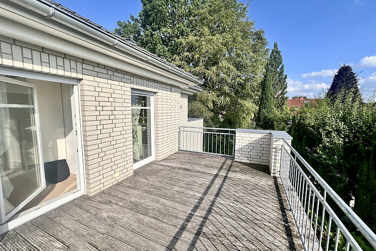 Dachterrasse II mit Blick in den rückwärtigen Garten