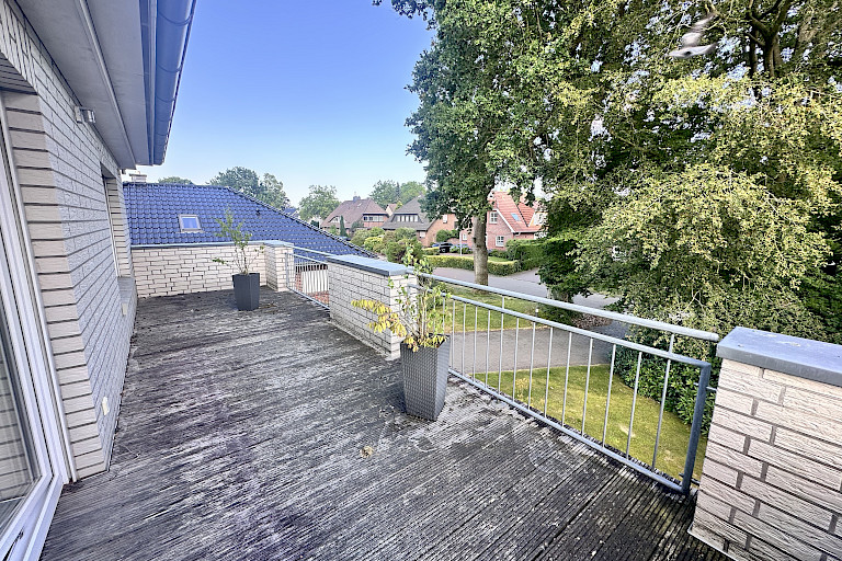 Dachterrasse I mit Blick in den Vorgarten