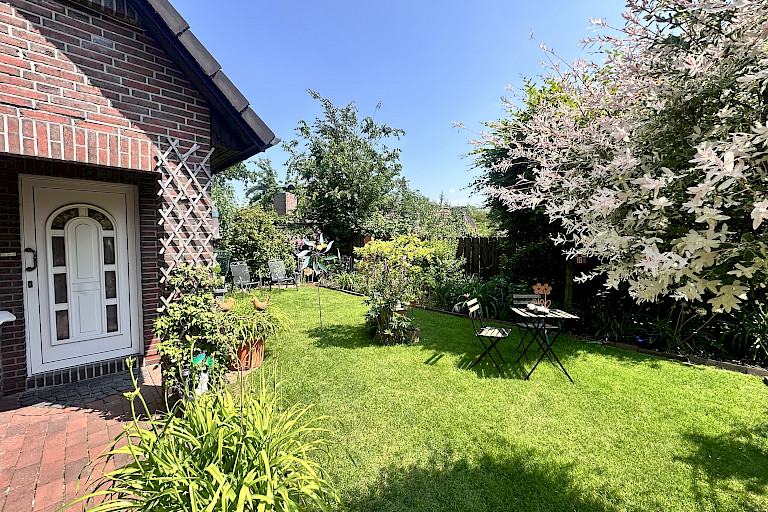 Gartenanlage mit Nebengebäude