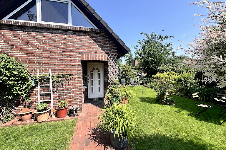 Gartenanlage mit Nebengebäude