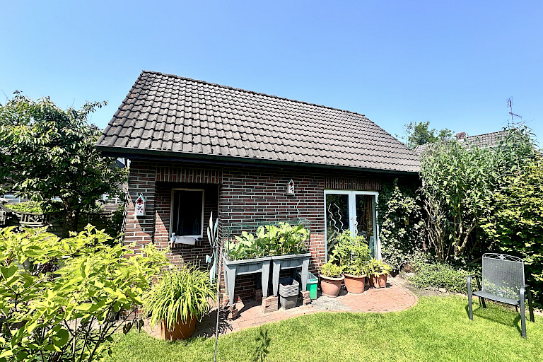 Gartenanlage mit Nebengebäude